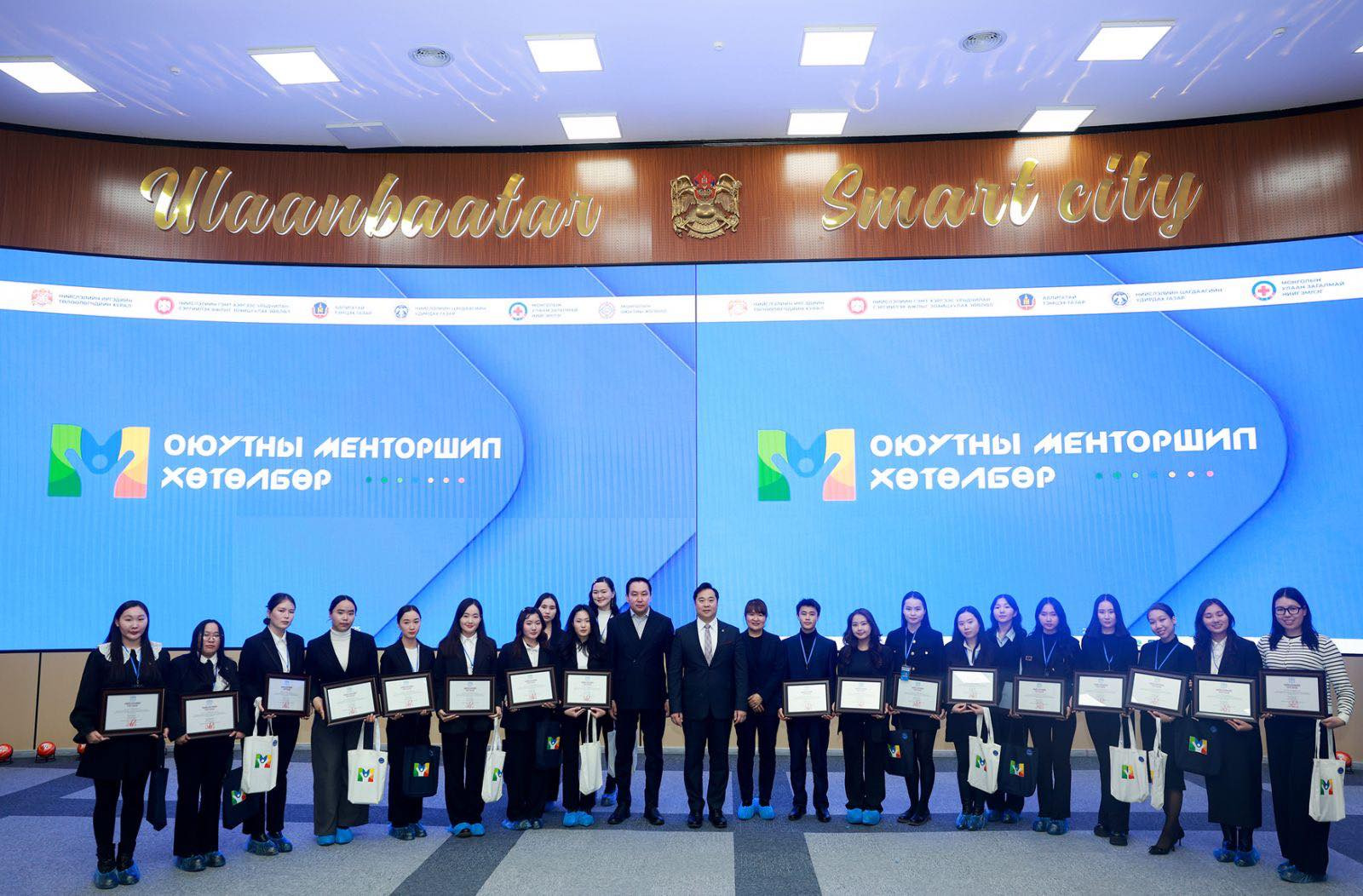 Зам тээвэр, хөдөлгөөн зохицуулалтын хороо “МЕНТОРШИП” хөтөлбөрийн шилдэг 20 оюутанд тэтгэлэг гардууллаа